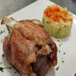 GENUNCHI DE PORC CU CARTOFI ZDROBITI CU USTUROI SI PATRUNJEL          750g/250g