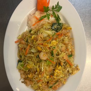 Makaron smażony z krewetkami coctailowymi