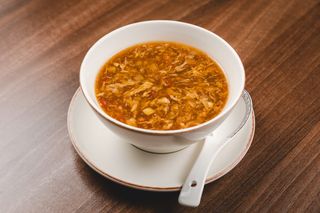 9. Kisjelo ljuta čorba sa povrćem i jajima