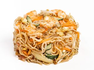 143 Spaghetti di riso con gamberi e verdure