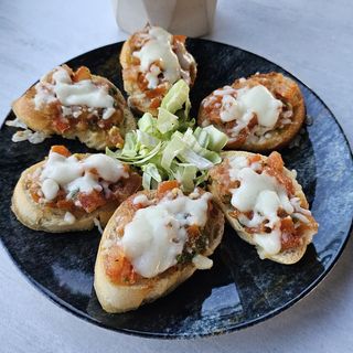 Bruschete cu rosii si pesto