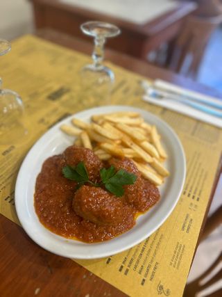 Sutzukakia con patatine fritte