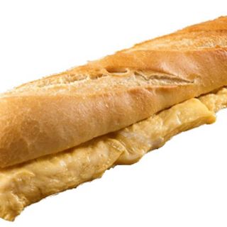 BOCADILLO DE TORTILLA FRANCESA, JAMÓN Y SALMOREJO