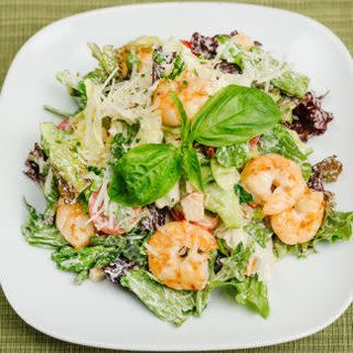 Цезарь с креветками в соусе Цезарь