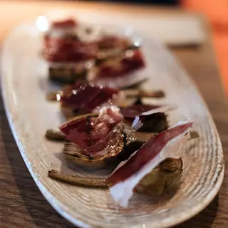 Alcachofas De Temporada Con Jamón Ibérico