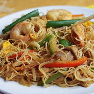 Spaghetti di riso con gamberi