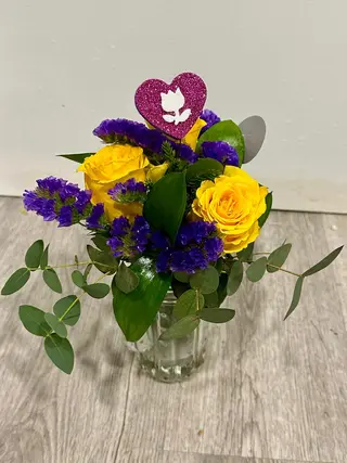 Arranjo com 3 Rosas (cor variado)em Base de Vidro