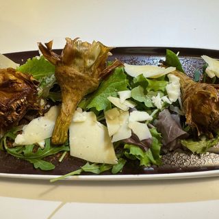 Carciofi fritti alla romana con scaglie di pecorino 