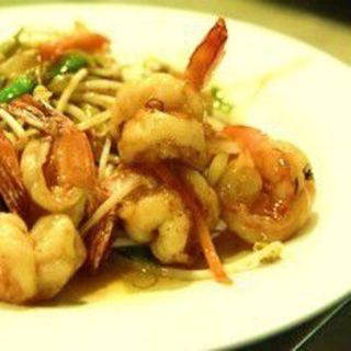 75. Chop suey de gambas