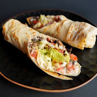 26.Clătită cu humus, salată, roșii, ciuperci