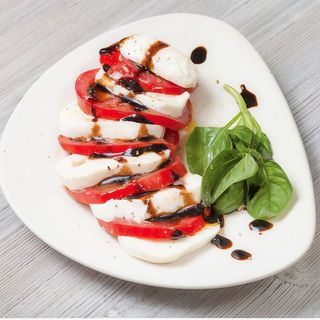 Ensalada Caprese (Albahaca)