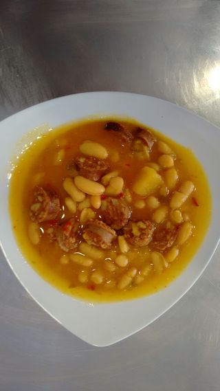 Potaje de judías blancas caliente
