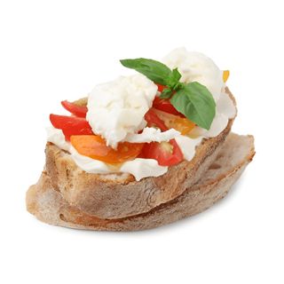 Tosta de queso burrata con tomates cherris salteados y pesto