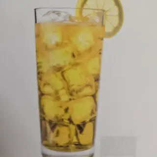Té frío de limón con bastante hielo 