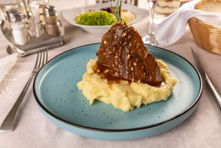 Marhapofa krumpli pürével /Obrăjor de vită cu piure de cartofi