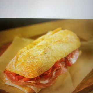 Bocadillo De Magreta Con Tomate Y Queso