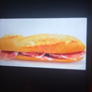 BOCADILLO DE JAMÓN SERRANO 