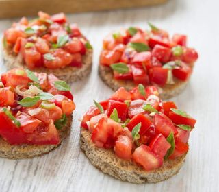 Bruschete cu roșii și busuioc