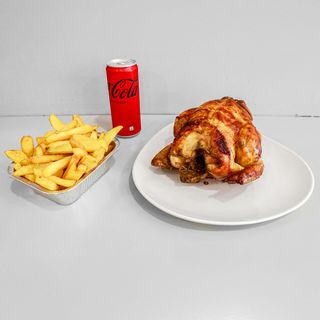 1 pollo allo spiedo con 2 porzioni di patatine fritte e una Coca-Cola