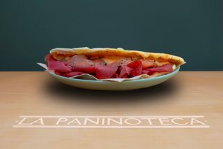 34 Salmone affumicato, bresaola, brie, salsa rosa, limone e pepe