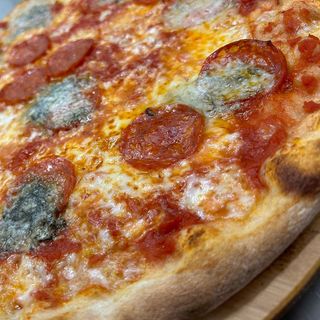 Pizze al pezzo rosse - salame e gorgonzola