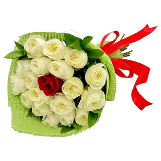 Trandafiri albi si unul rosu in buchet