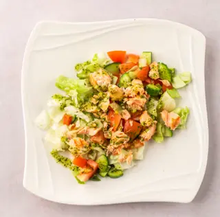 Sałatka z łososiem (350g)