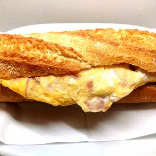 Bocadillo De Tortilla De Jamón