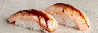 Nigiri salmón flameado (2 pz.)