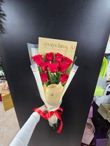 Buket sa 9 ruža, sa zelenilom i pakovanjem