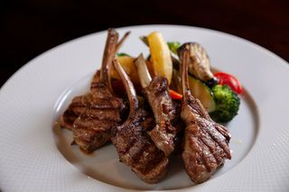 Chuletas de cordero a la plancha con patatas y verduras