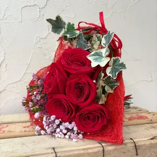 Bouquet en pequeño corazón con rosas rojas