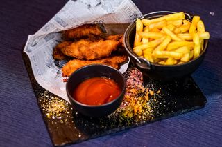 Degeţele din piept de pui cu piure sau cartofi prăjiţi