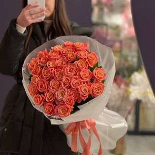 35 шикарних троянд 