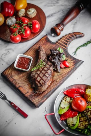 Стейк "Рибай говядина" с соусом "Сальса"