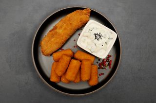 Zagrebački rolani, kroketi od krumpira, tzaziki salata