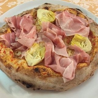 Pizza prosciutto e carciofi