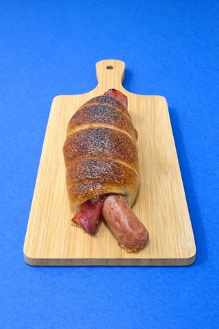 Rollò con wurstel artigianale e pancetta