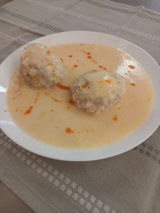 Кюфтета с бял сос (350г)