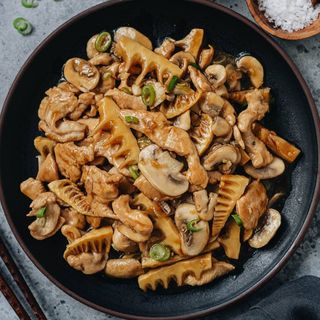 Pollo Con Bambú Y Setas Chinas