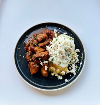 Tochitura porc cu mamaliguta, ou si branza