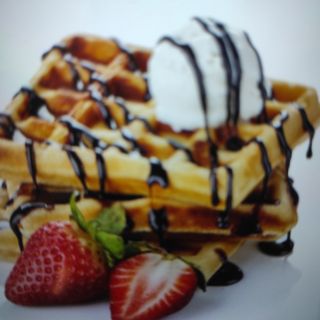 Waffle con crema di pistacchio, fragole fresche e  galak cioccolato bianco