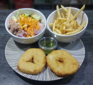 Merluza con ensalada y patatas fritas
