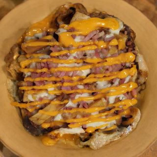 Patatas Fritas Con Bacon Y Cheddar