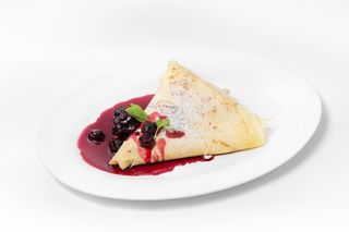 Блинчик с творогом и вишней 