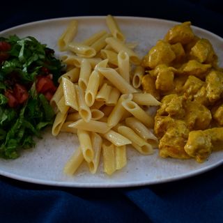 მაკარონი ქათმით და ქარი სოუსით