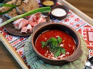 Томлений український борщ на яловичині (350/60/40/35/35/15g)