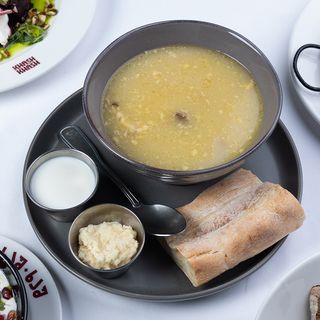 ხაში შოთის პურით და ჭაჭით