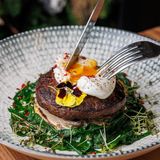 Рубленный бифштекс из говядины с драником из цуккини