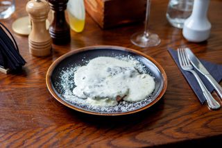 Piept de curcan cu sos gorgonzola